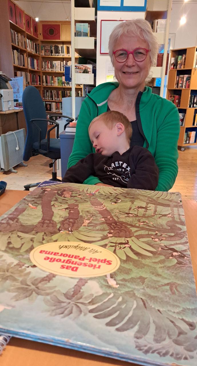 "Das riesengroße Buch hat mich aber müde gemacht"