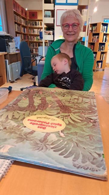 "Das riesengroße Buch hat mich aber müde gemacht"